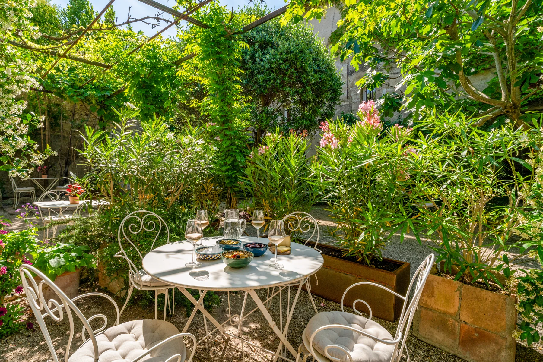 La table à l’extérieur
