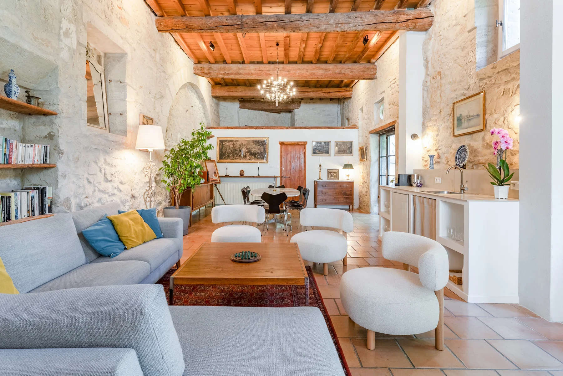 The spacious living area at Le Clos des Chartreux